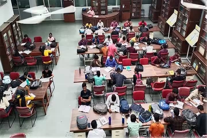 Government Holkar Science College, Indore campus photo 2