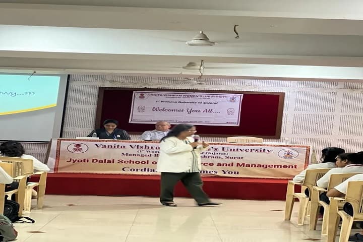 Vanita Vishram Womens University, Surat campus photo 3