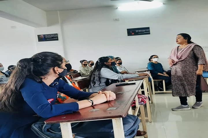Vanita Vishram Womens University, Surat campus photo 6