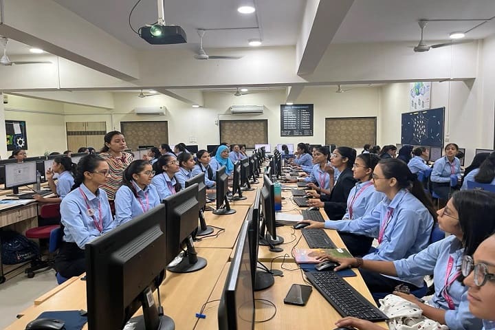 Vanita Vishram Womens University, Surat campus photo 2