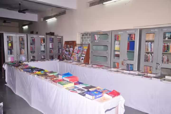 Lokmanya Tilak Science and Commerce College, Ujjain campus photo 2