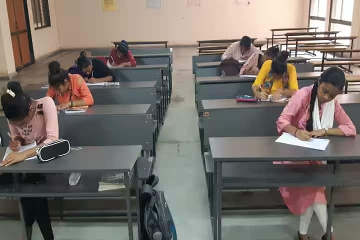 Kavi Shree Daad Government Arts and Commerce College, Paddhari campus photo 2