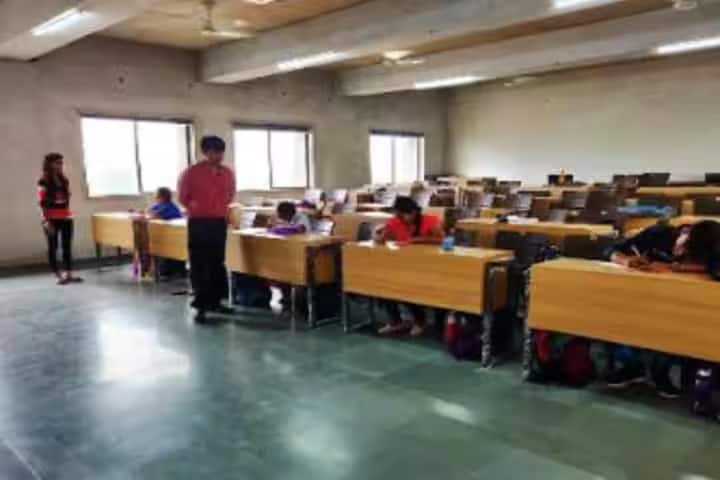Murlidhar Ayurved College, Rajkot campus photo 5