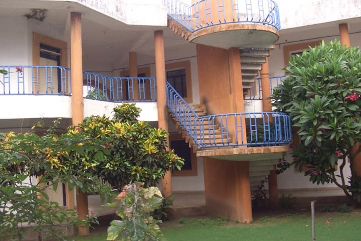 Yogiji Maharaj Mahavidyalaya Mahila Arts And Commerce College, Dhari campus photo 2