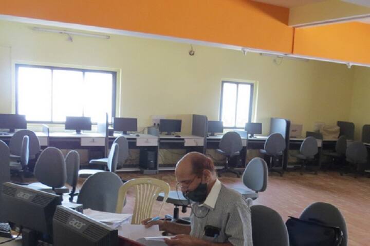 Navyug Commerce College, Surat campus photo 2