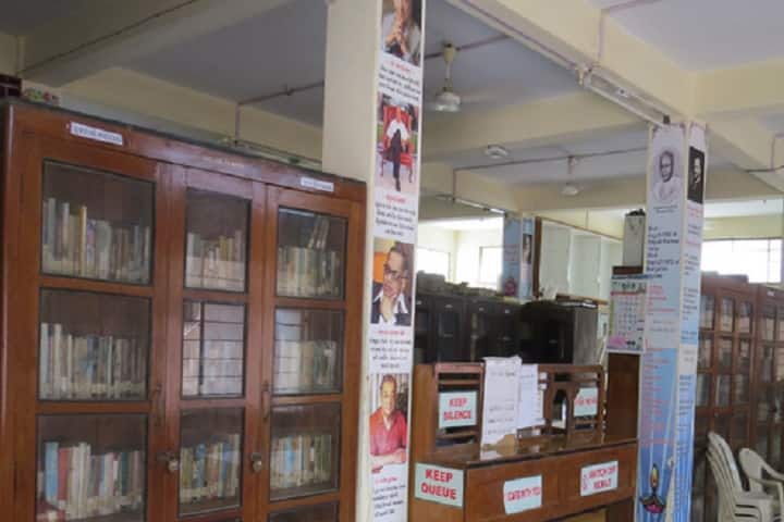 Navyug Commerce College, Surat campus photo 3
