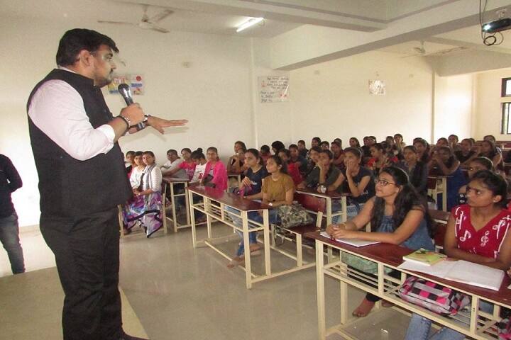 Vanita Vishram Womens College of Commerce, Surat campus photo 5
