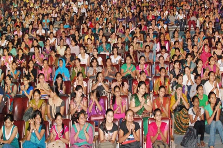 Shri Sadgurudev Shri Ranchhoddasji Bapu Mahila Home Science College and Lt Meenaben Jayantilal Kundaliya English Medium Mahila Commerce and BBA College, Rajkot campus photo 2