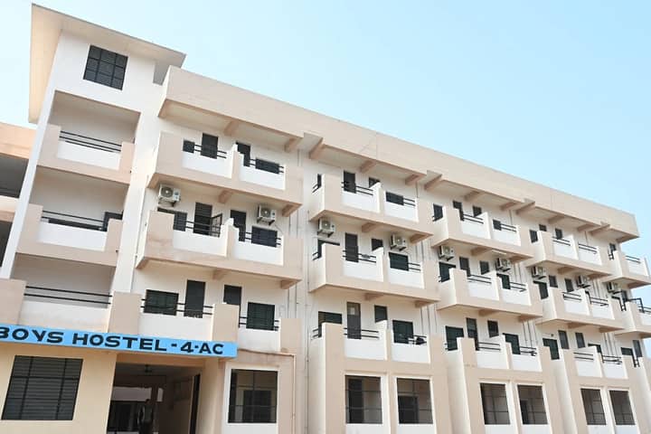 Varun Arjun Medical College, Shahjahanpur campus photo 3
