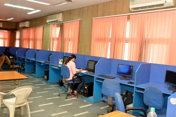 NDMC Medical College Delhi campus photo 5