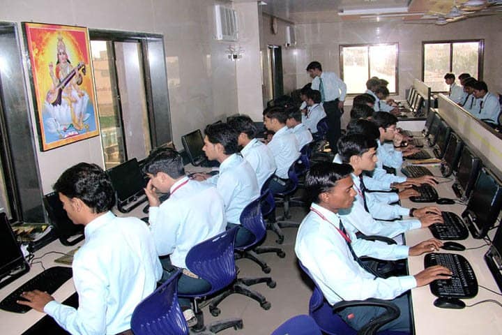 Shri VJ Modha College, Porbandar campus photo 4