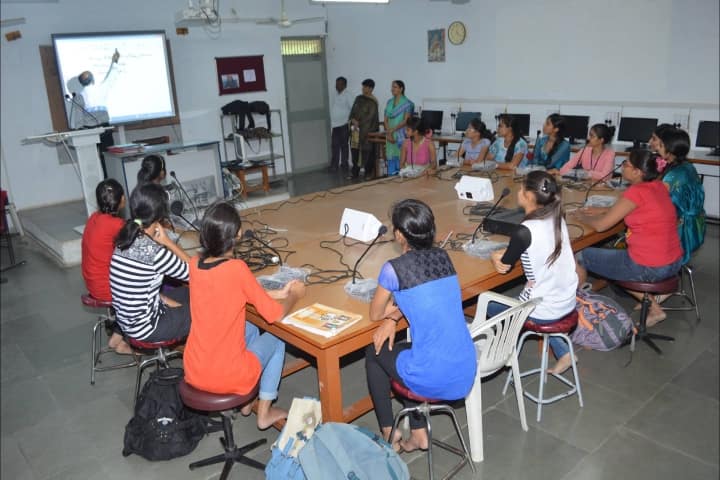 Uma Arts and Nathiba Commerce Mahila College, Gandhinagar campus photo 5