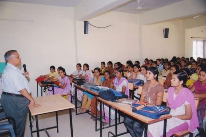 Maharani Pushpmala Raje Paur Government Girls Degree College, Dewas campus photo 4