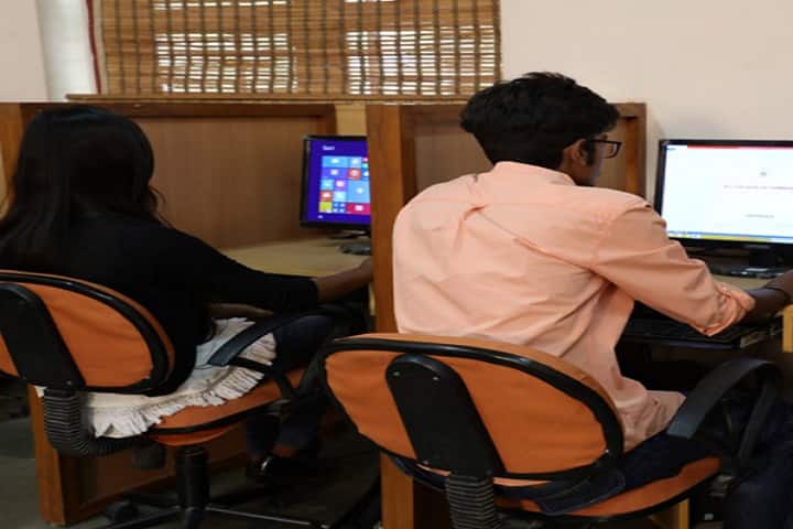 HL College of Commerce, Ahmedabad campus photo 2