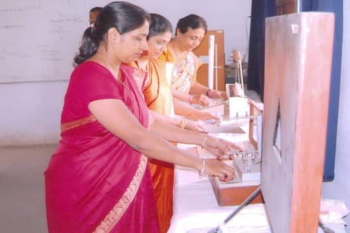 Arts and Commerce Girls College, Raipur campus photo 5